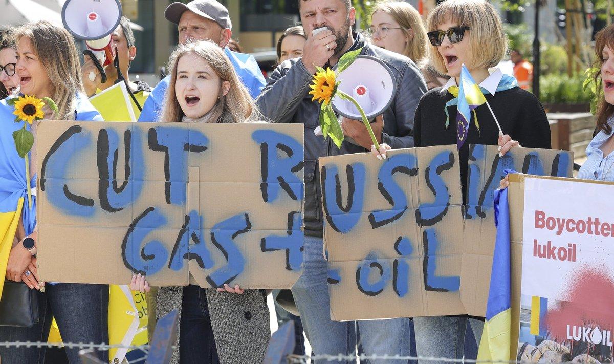 Демонстранты требуют бойкота российских нефти и газа
