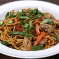 RETSEPT | Hiina köögi klassika! Valmista õhtusöögiks vürtsikas kana-nuudliroog