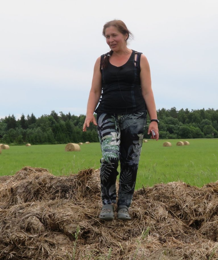 Puutsa talu perenaine Airi Külvet näitab sõnnikuauna. See ei reosta loodust, kui see pole üle 1,7 meetri kõrge ning on tehtud reegleid silmas pidades.