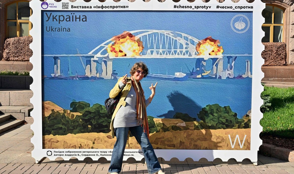 Ukraina kunstnikud tähistasid Krimmi silla plahvatust teosega, mida saab vadata Kiievi kesklinnas. 