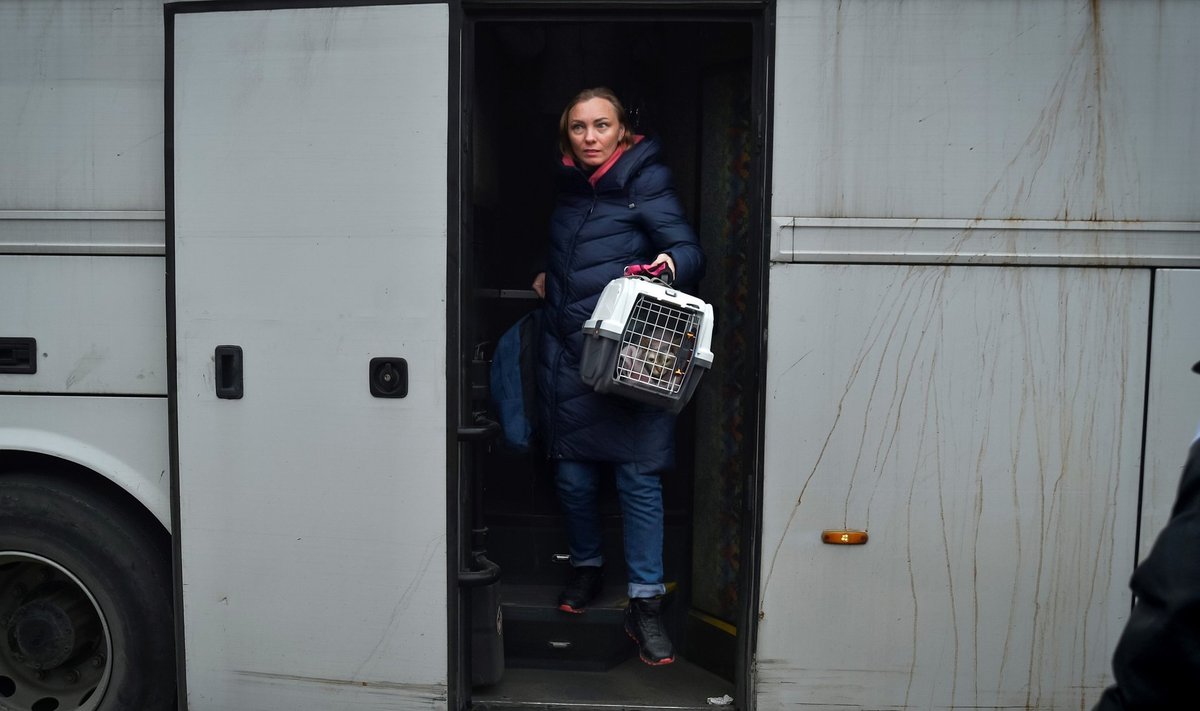 REIS TUNDMATUSSE: Hersonist ära veetud naine jõuab koos kassiga Krimmi linna Džankoi raudteejaama.