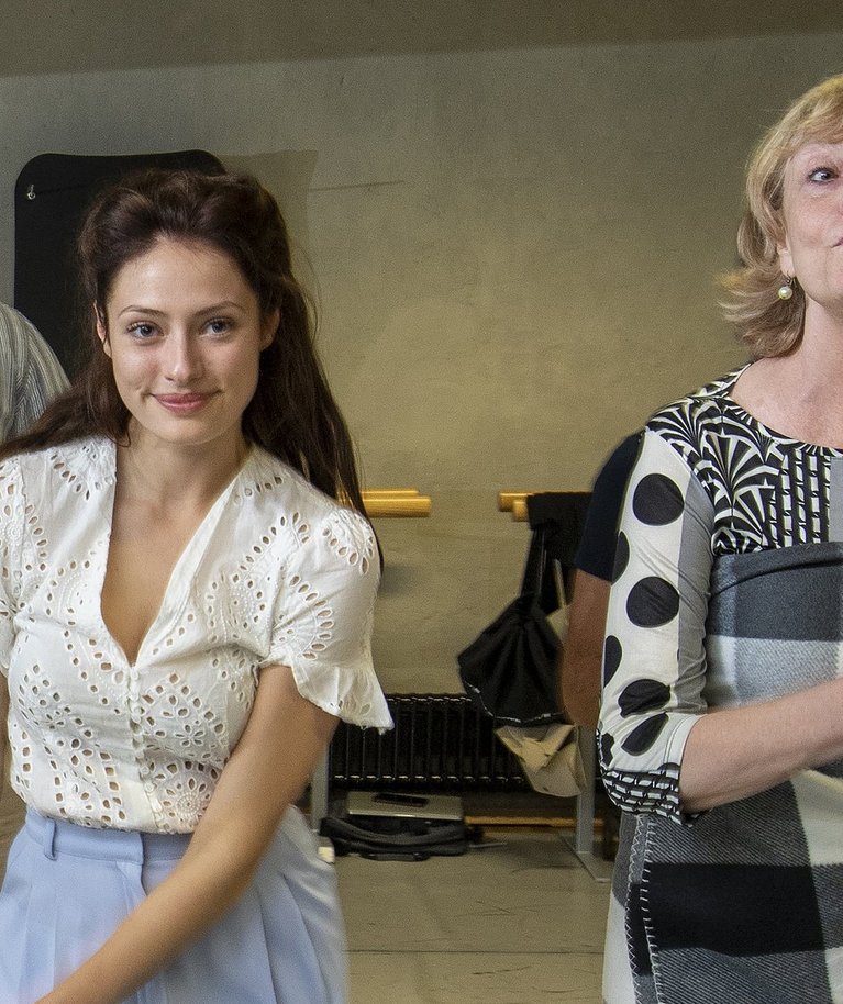 Tantsuproovis on (paremalt) Liina Tennosaar, kes mängib lavastuses oma vanaema Aliidet; Ingrid Margus, kes kehastab Kalmeri naist Sirjet ja noore Kalmerina üles astuv Kalle Sepp.