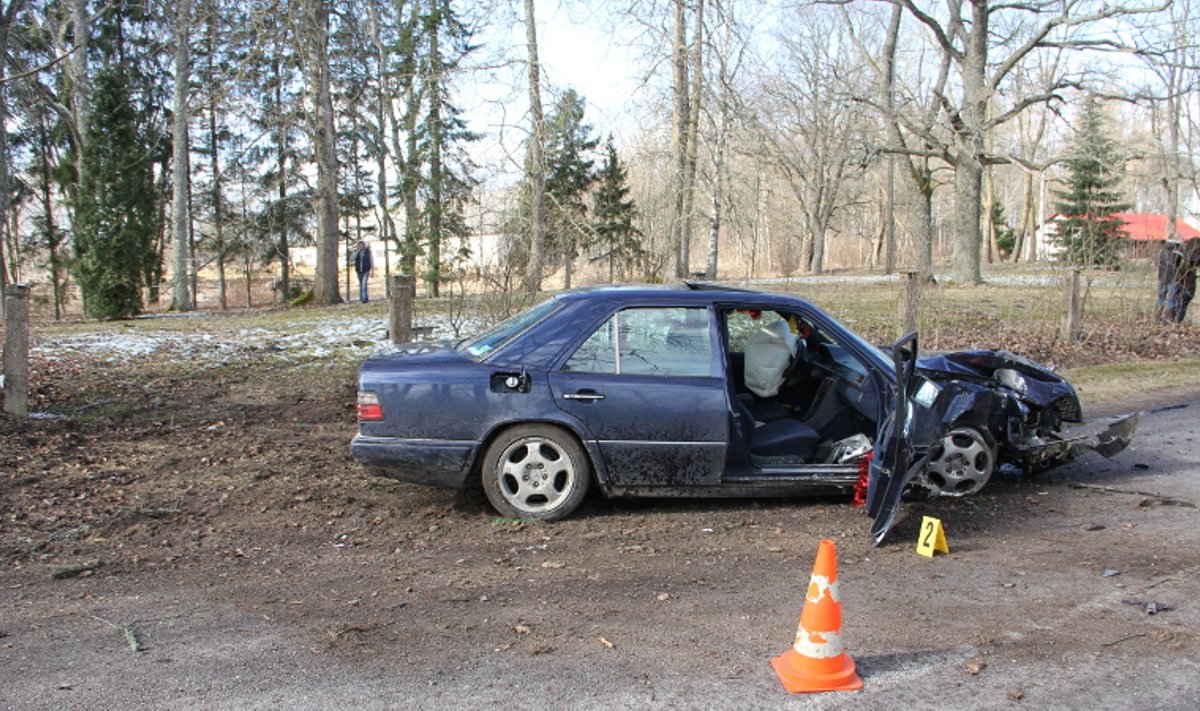 FOTOD: Pärnumaal hukkus liiklusõnnetuses 28-aastane mees - Delfi