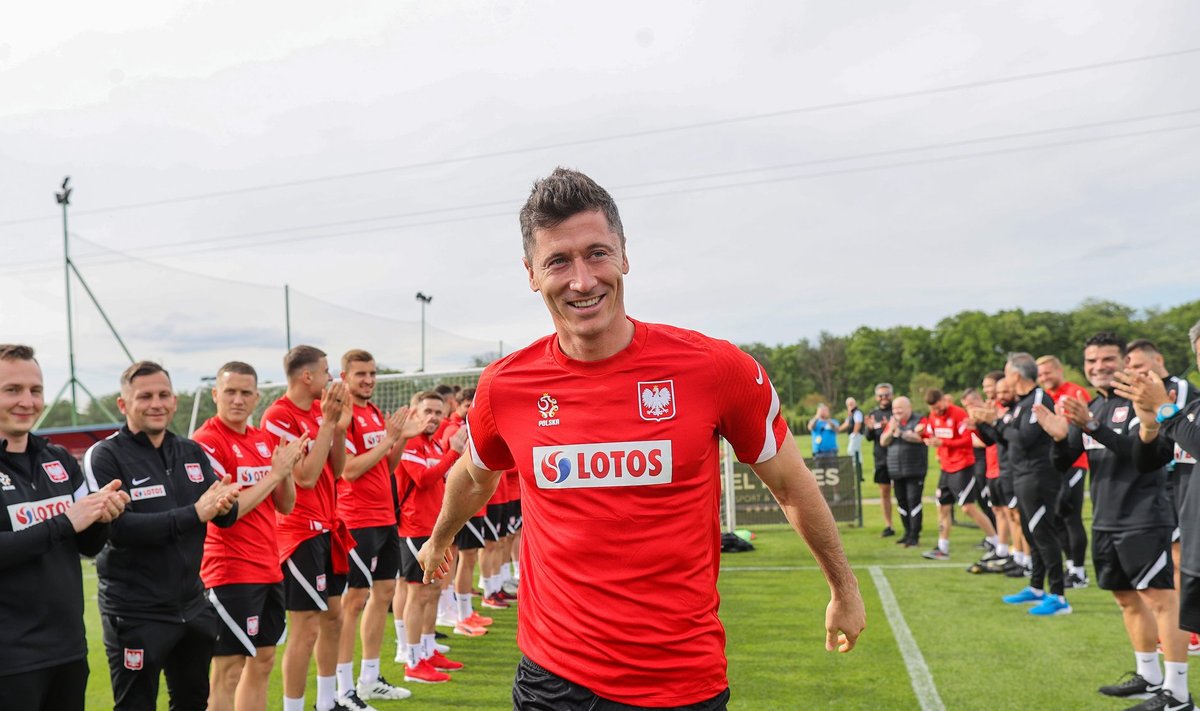 Suure spordirahva poolakate lootused on järgmistel nädalatel Robert Lewandowski õlul.