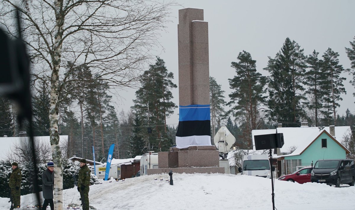 Kehra lähedal Lahinguväljal avatud Vabadussõja mälestussammas on 6,5 m kõrge.