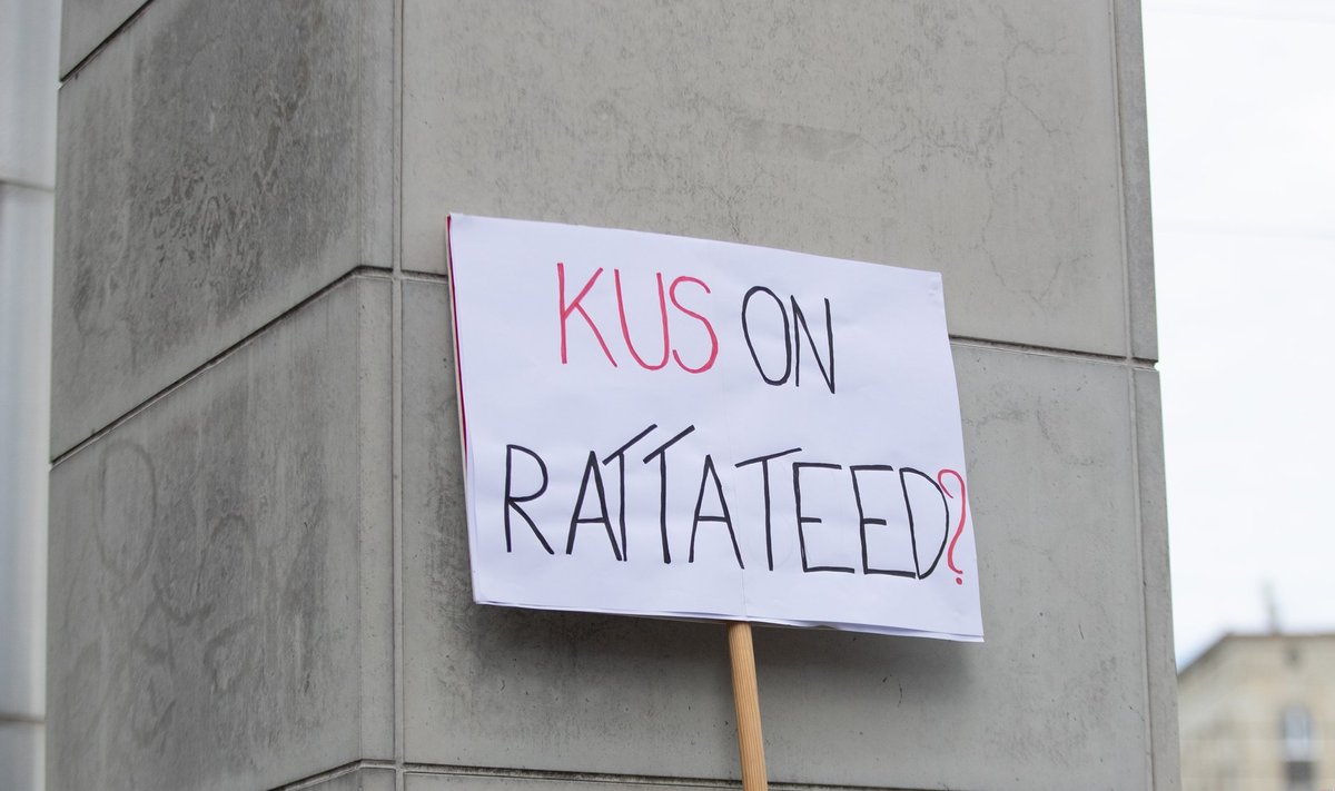 Eelmise aasta sügisel avaldasid jalgratturid linnavalitsuse ees meelt ja küsisid, kus on lubatud rattateed.