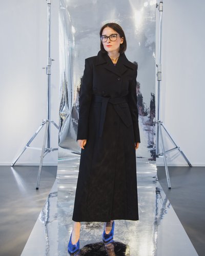 Stilist Svetlana Agurejeva kannab H&amp;M Studio sügis- ja talvekollektsiooni šikki musta mantlit, mis teeb visuaalselt pikemaks ja saledamaks.