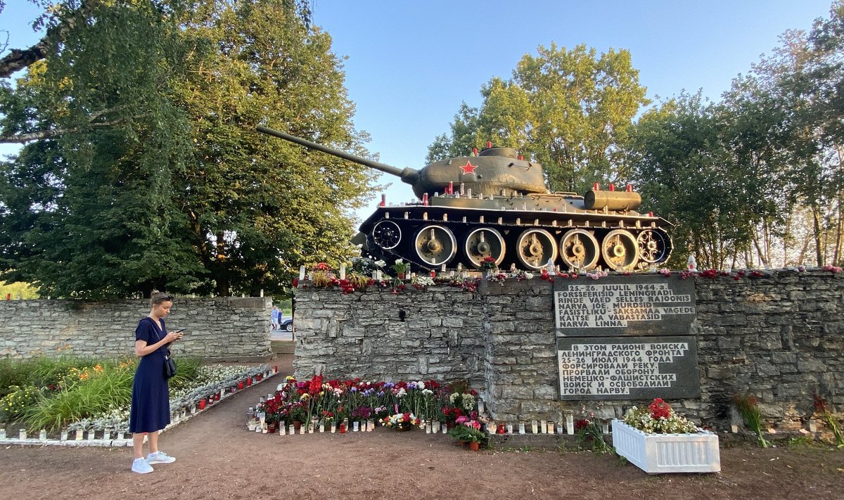 Viimane pilt tankiga hommikuvalguses. Tank võtab vastu oma viimast hommikut Narva jõe kaldal.