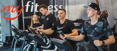 Maia Vahtramäe teeb koos bändiga trenni.