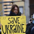 ФОТО | С флагами на щеках и плакатами в руках! На площади Вабадузе собрался народ для просмотра телемарафона Save Ukraine — #StopWar