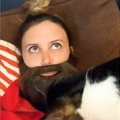 LÕBUS VIDEO | Naine sunnib end habet kandma, kuna ta kass eelistab mehi