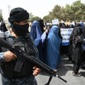 В Кабуле прошла женская акция в поддержку “Талибана”. Ее участницы вышли на улицу в полностью закрытой одежде и в окружении боевиков