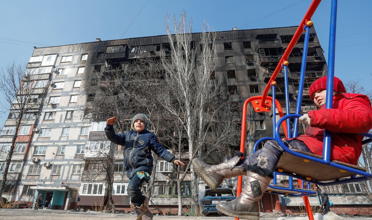 Ukrainlased on pommide all elanud juba kuu aega. Pilt on tehtud kolmapäeval Mariupolis.