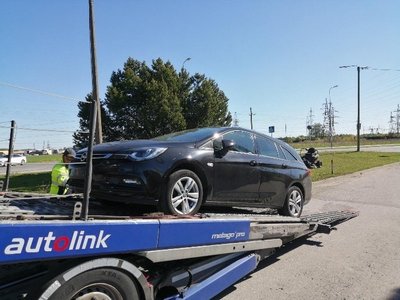 Opel on kohal ja sõidab treileri pealt maha