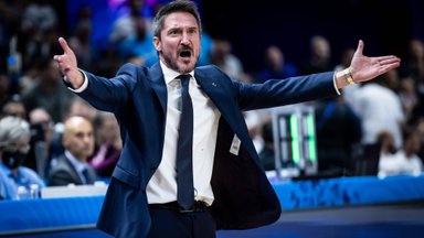 ВИДЕО | Тренер Италии устроил шоу из своего удаления, а после победы запрыгнул на руки к греку, обнимал и целовал сербов 
