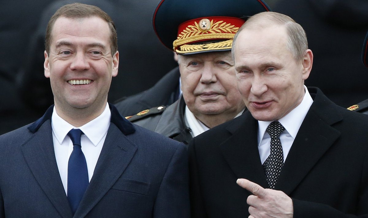 Владимир Путин (справа) и Дмитрий Медведев