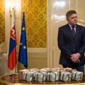 Slovakkia peaminister Fico näitas pressikonverentsil miljonit eurot, mille võib saada informatsiooni eest ajakirjaniku mõrva kohta
