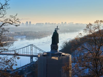 Volodõmõr Svjatoslavõtš (Vladimir Püha) kuju, taustaks jäätuv Dnepri jõgi ja Kiievi linn.