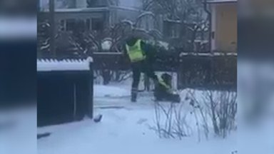 VIDEO | Vihane politseinik virutas maas istuvale mehele korduvalt jalaga. Pärnu politseijaoskonna juht: väga kahetsusväärne