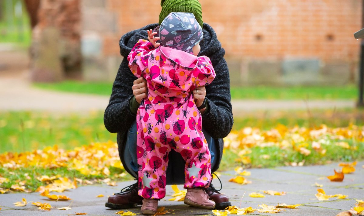 Teadlaste hinnangul tuleb Eesti naistel kanda nn emaduslõivu seetõttu, et laste saamine paneb neile hoolduskohustuse.