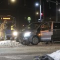 FOTOD | Tallinnas põrkas alarmsõitu teinud politseibuss kokku joobes juhi roolitud autoga