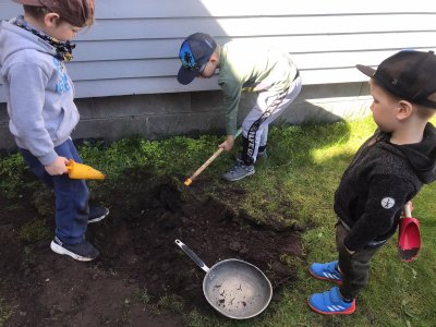 Lapsed kanadele ussikesi kaevamas