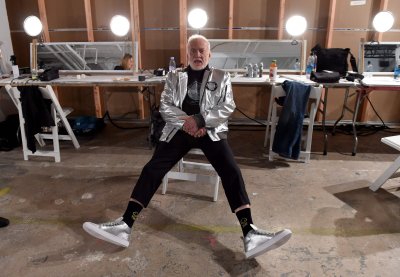 Buzz Aldrin eelmise aasta jaanuaris New Yorgis meeste moeshowl (kus ta modellina kaasa lõi) lava taga lõõgastumas. 