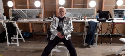 Buzz Aldrin eelmise aasta jaanuaris New Yorgis meeste moeshowl (kus ta modellina kaasa lõi) lava taga lõõgastumas. 