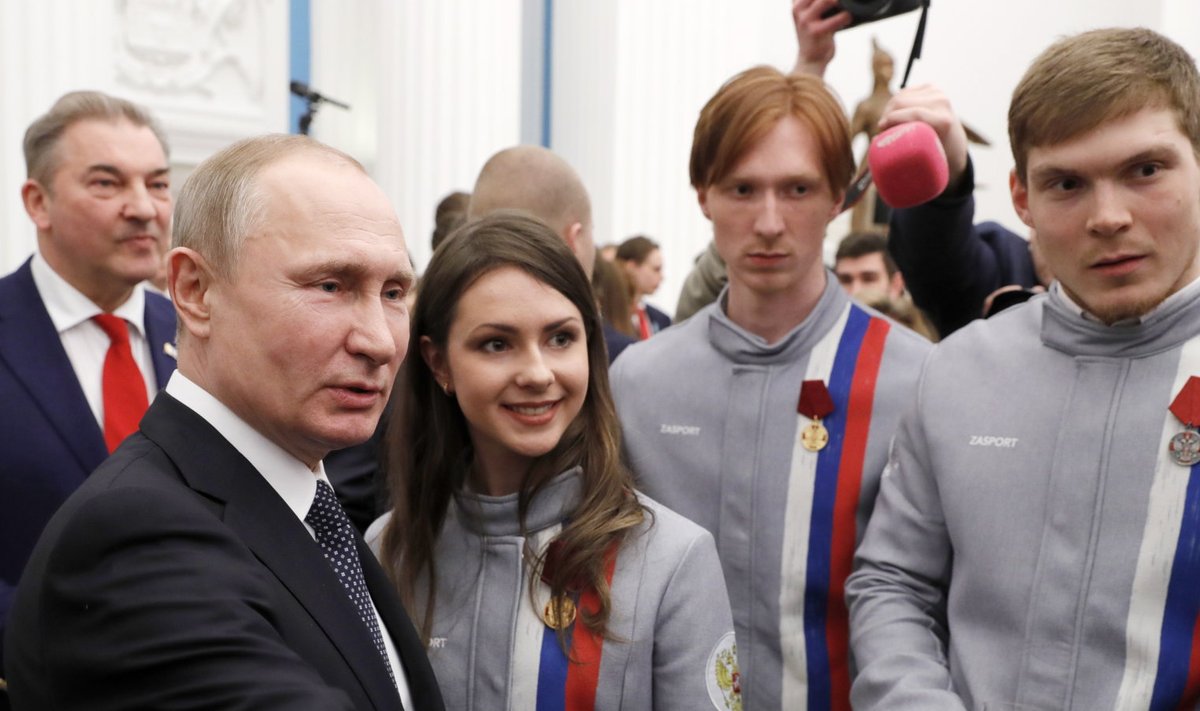 Vladimir Putin koos 2018. aasta olümpia medalistidega.