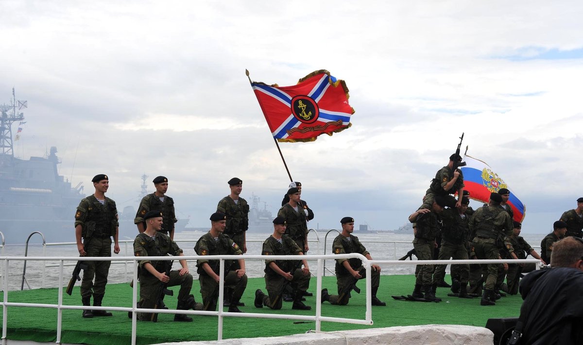 Kaliningradis paikneva 336. merejalaväebrigaadi võitlejad Putinile oskusi näitamas