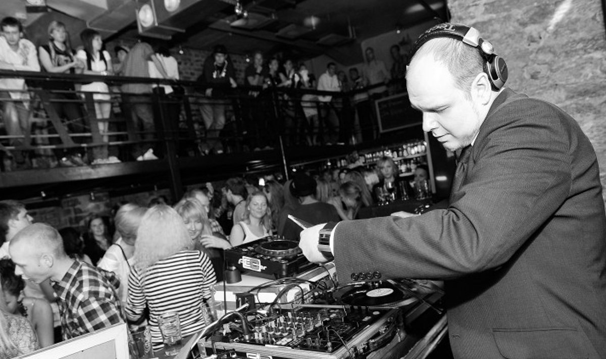 10 aastaselt saab Check One Two-st vanim siiani kestev hiphopsuunitlusega sariüritus. Von Krahli Teatri baari madalalt lavalt ja hubasest saalist on aastate vältel läbi käinud hulk kodumaised ja välismaiseid artiste ja veel suurem hulk fantastilisi pidulisi. Mängitud ja esitatud 10 aasta jagu muusikat. Lugusid, mis teevad igal kuulmisel rõõmsaks ja lugusid, mida kuulis esimest ja viimast korda just Check One Two-l. 10 aasta jooksul on - skrätsitud, räpitud, tantsitud, leitud sõpru, pruute, peika ...