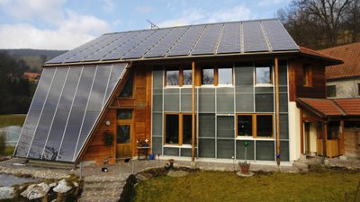 Дома энергетического класса А можно успешно строить в том числе из дерева, глины и других местных более экологичных материалов. 