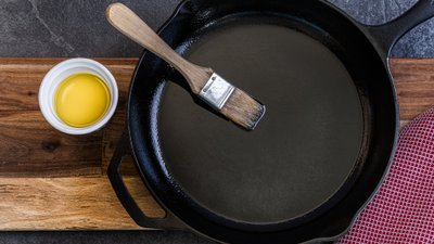 Malmpanni kaitseb õline kaitsekiht, mis vale hoolduse korral kaob.