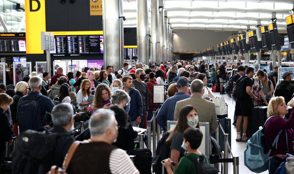 Suvine turismihooaeg tõi kaasa kaose lennujaamades. Foto on tehtud Heathrow‘ lennujaamas.