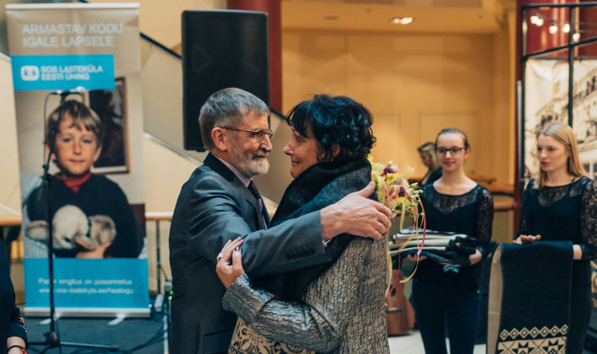 Eelmise aasta emadepäeva tänuüritusel andis Pillele kingi üle SOS lasteküla Hea tahte saadik Heinz Valk