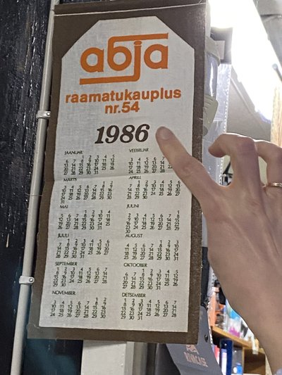 Raamatupood oli Abjas juba enne sõda, vana kalender poe seinal meenutab, et nõukude ajal kandis see numbrit 54.