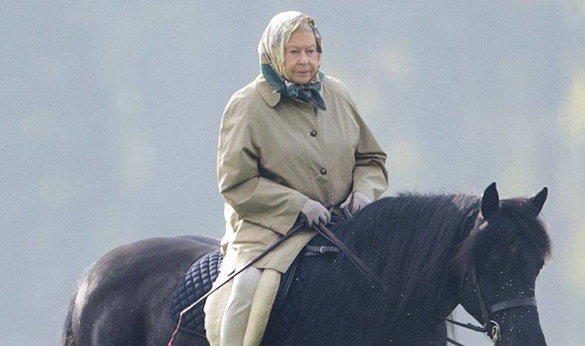 Kuninganna Elisabet II hommikusel ratsatiirul.