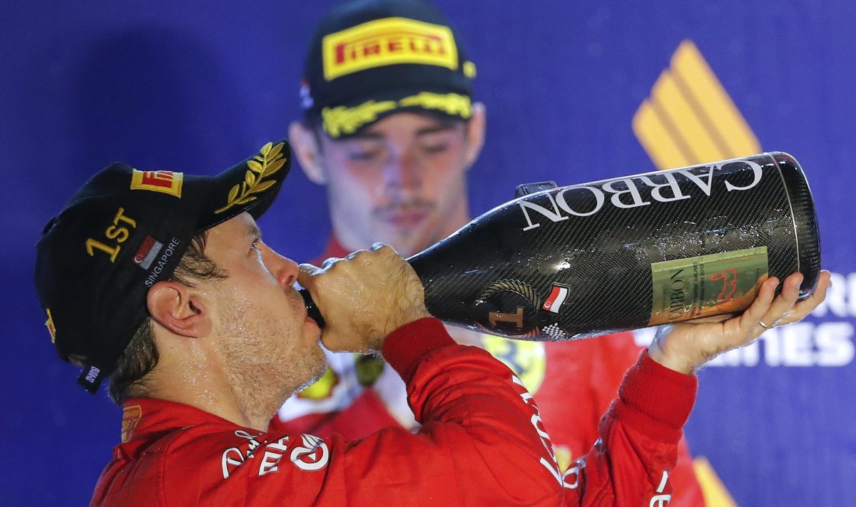 Charles Leclercil polnud tore vaadata, kuidas Sebastian Vettel šampanjat joob.