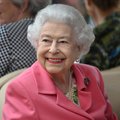 Kuninganna ratastel! Elizabeth II liikus lillenäitusel ringi golfikärus