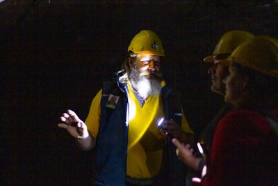 Giid Andrus Park jutustamas põnevaid päriselu lugusid kaevanduskäikudes.