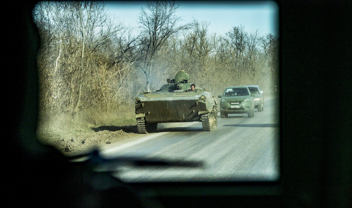 Tank Donbassi piirkonna rindejoone lähedal vaadatuna Ukraina armee patrullivate vägede soomusmasinalt. Foto tehtud 2. detsembril 2022. 