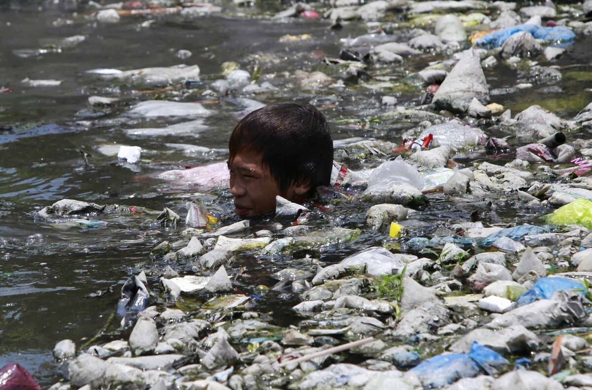 Янцзы грязная река. Загрязненная река Янцзы в Китае. Река Янцзы загрязнение. Река Цитарум Индонезия.