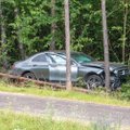 DELFI FOTOD: Mersu roolis magama jäänud juht põrkas Saaremaal kokku Hyundaiga