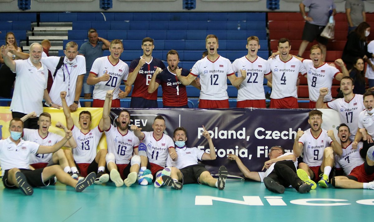 Läti võrkpallikoondis tähistab kordaminekut. Põrandal lebav Avo Keel näitab: Eesti, siit me tuleme!