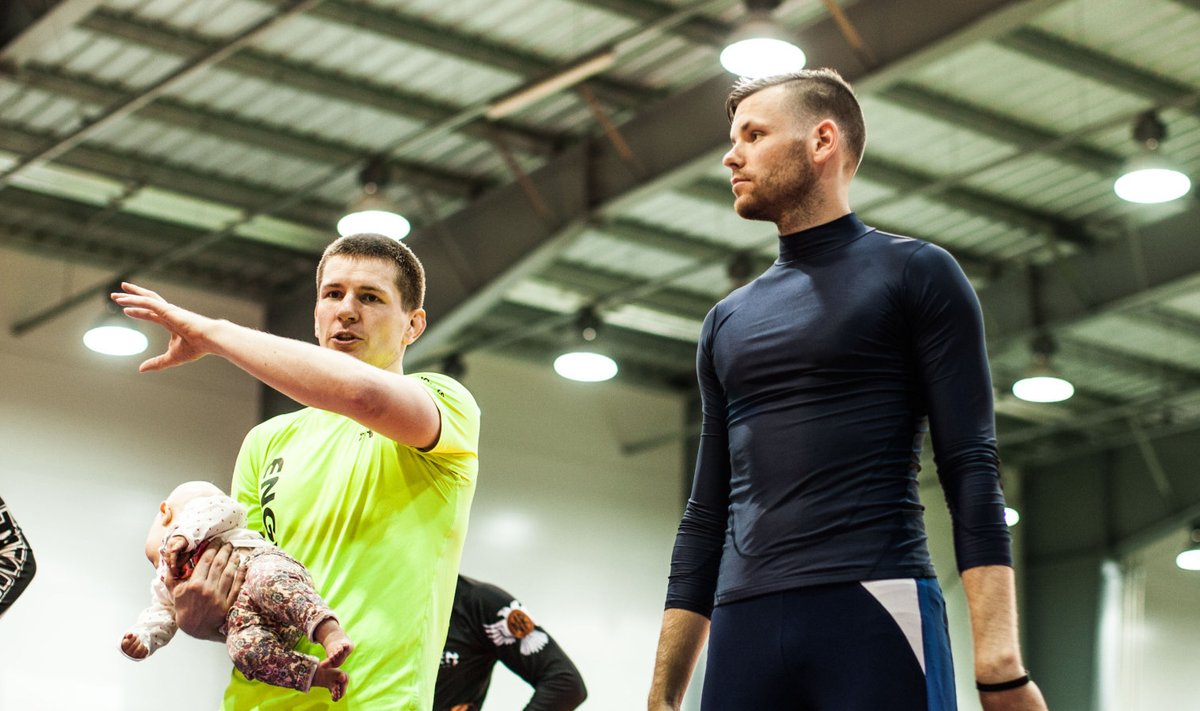 Võistlejate suvises treeninglaagris füsioterapeut Kristjan Mardoga (paremal) treeningu läbiviimist arutamas (juuli 2016).
