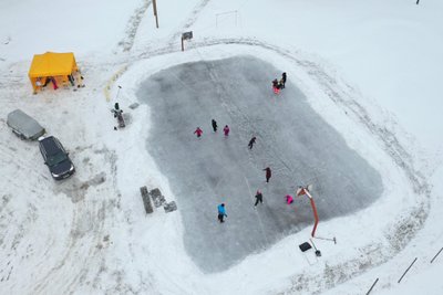 Õhtuti valgustatud Peri uisuväljakust sai tõmbenumber üle Põlva valla.