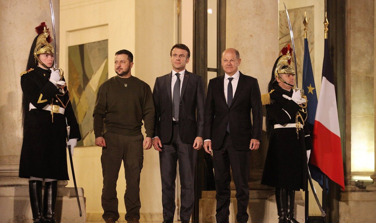 „Mida kiiremini Ukraina saab rasket kaugmaarelvastust, mida kiiremini saavad meie piloodid lennukeid, seda kiiremini Vene agressioon lõpeb,“ ütles Volodõmõr Zelenskõi (vasakul) Élysée palees Prantsusmaa ja Saksamaa juhile.