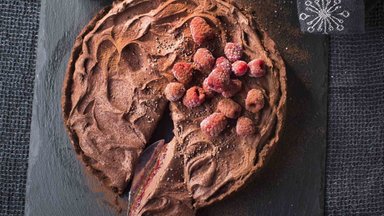 ПРАЗДНИЧНЫЙ РЕЦЕПТ | Кокосово-шоколадный торт с малиновым вареньем и чиа