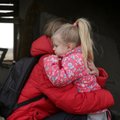 „Inimesed, mis kurat teil viga on?“ Võõras vägivallatseja lükkas väikelapsega ema rongiteele ja peksis teda. Keegi ei reageerinud