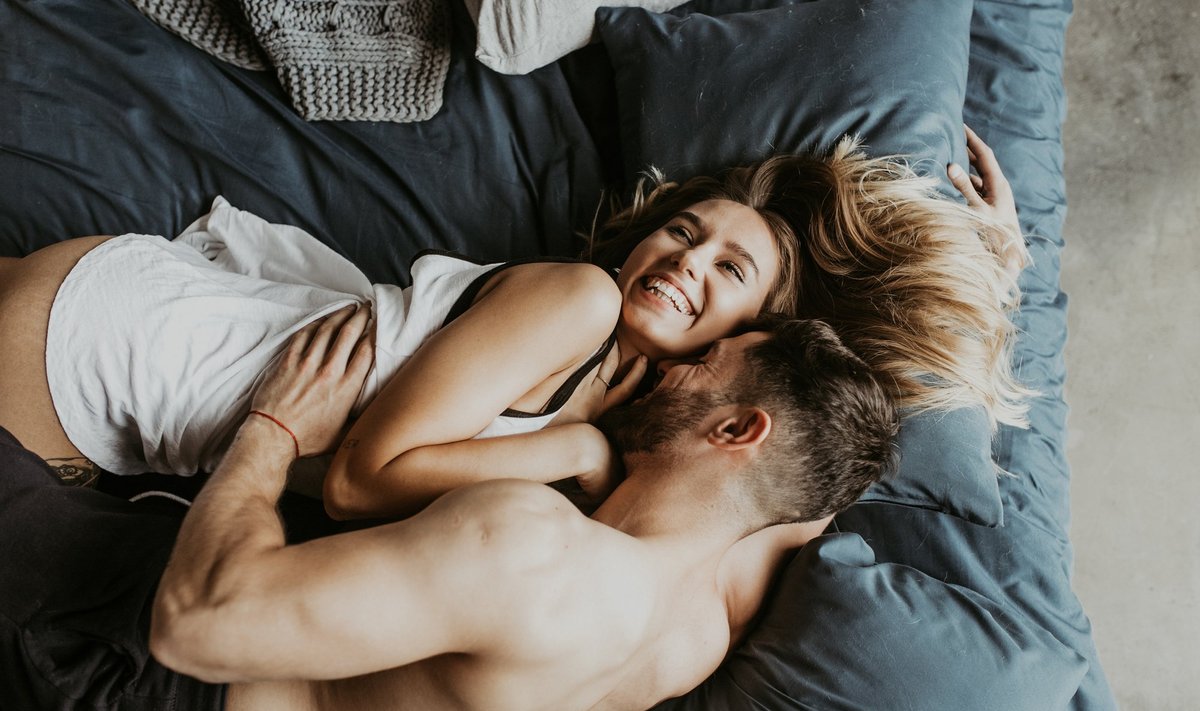 Beautiful,Loving,Couple,Kissing,In,Bed